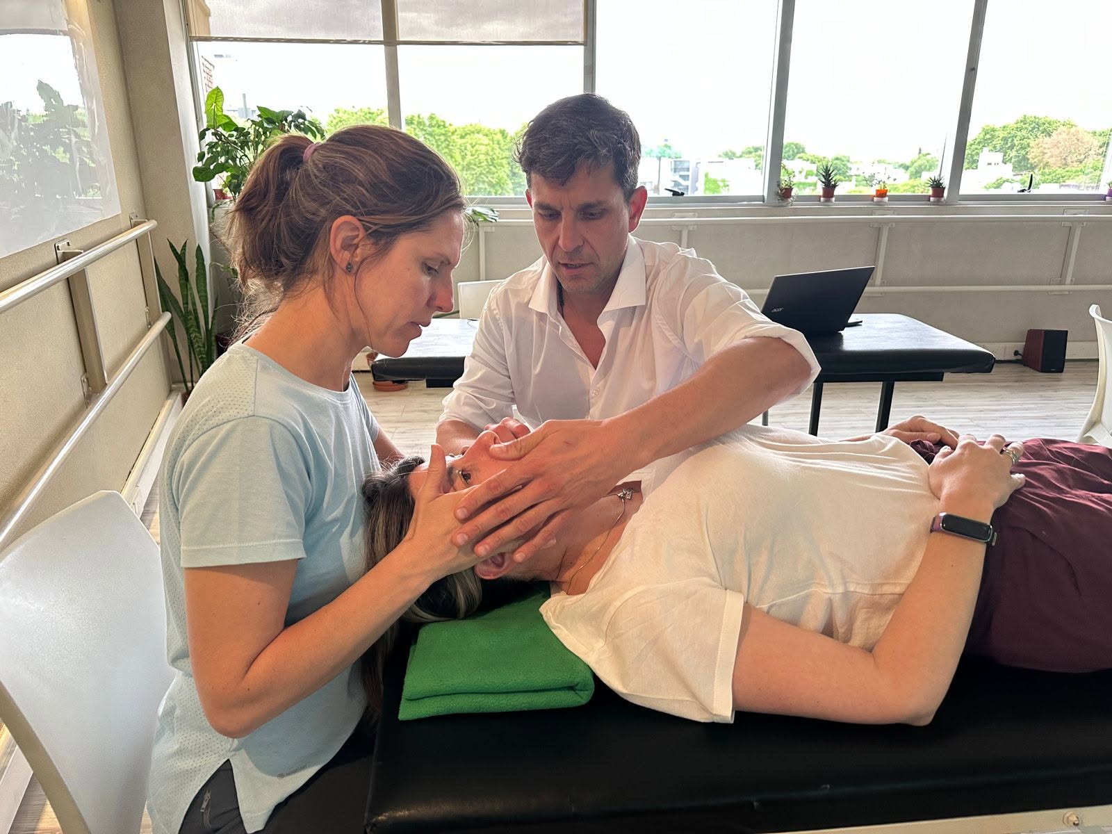Guillermo Suárez guiando una técnica manual en camilla durante PVMT1