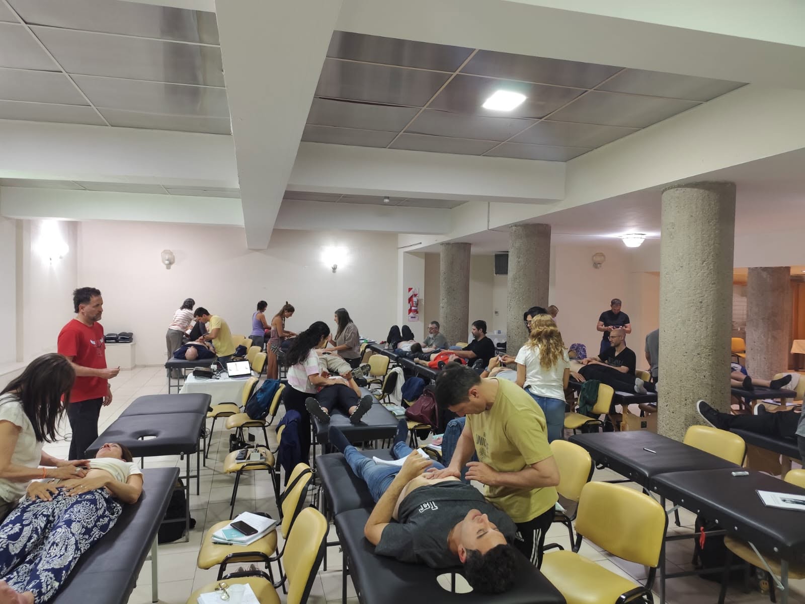 Alumnos practicando en camillas durante el curso PVMT1
